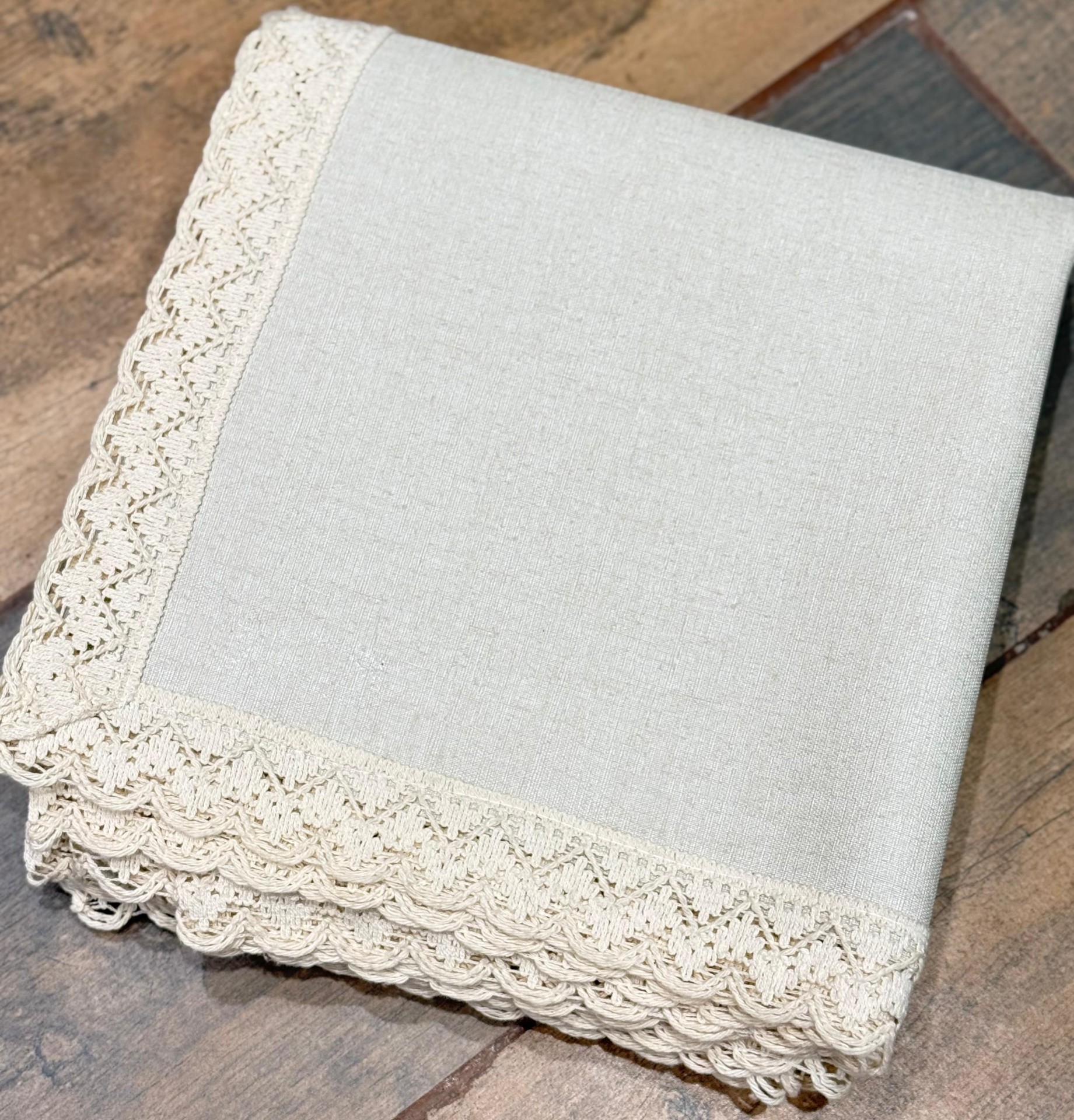 Mantel Impermeable Premium Blanco Tiza Puntilla Ondas 110x200