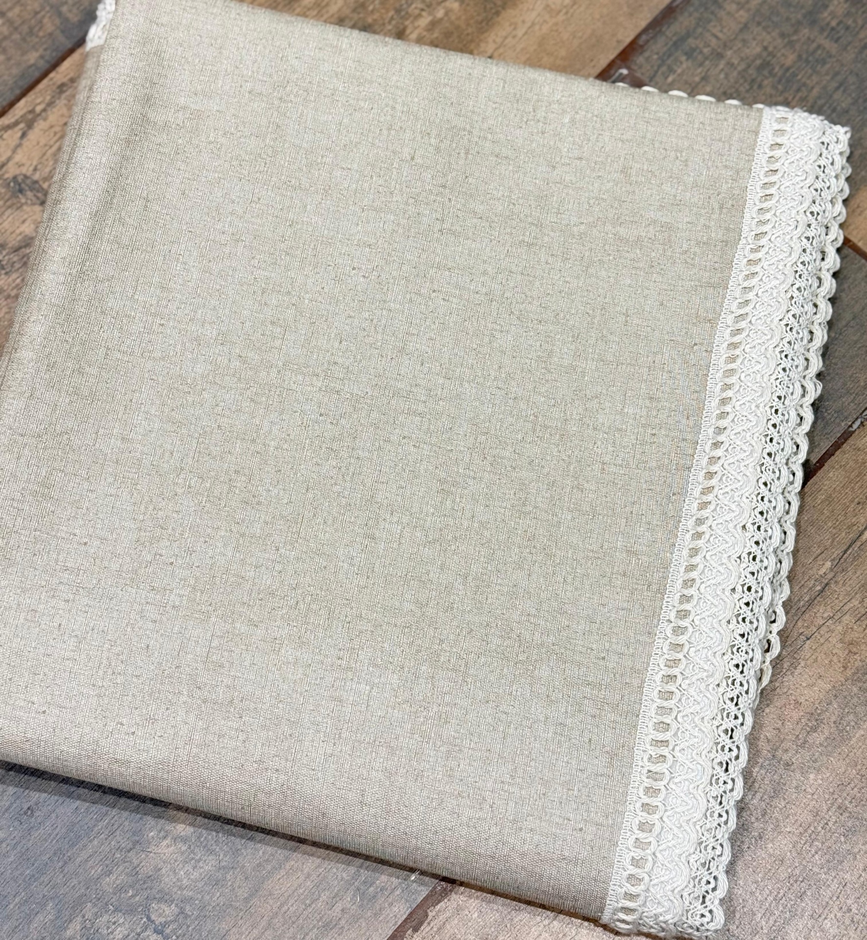 Mantel Impermeable Premium Beige Bordado Puntilla Ojitos 140x200