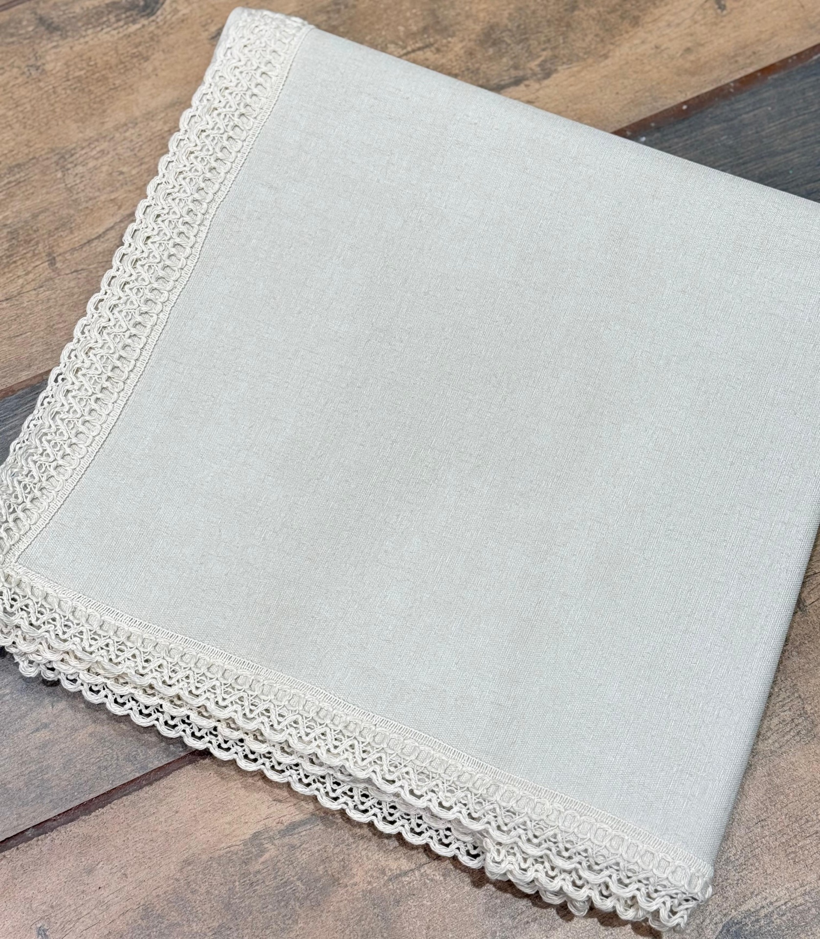 Mantel Impermeable Premium Blanco Tiza Puntilla Ojitos 140x190
